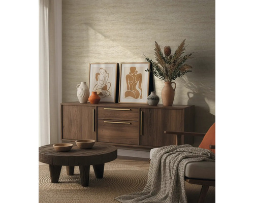 Wohnzimmer mit Kommode, Dekoration und abstrakten Kunstwerken für eine gemütliche Atmosphäre