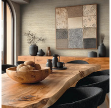 Esszimmer mit Holztisch, Stühlen und Dekorationsgegenständen auf einem Sideboard