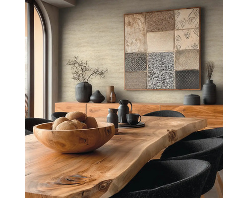 Esszimmer mit Holztisch, Stühlen und Dekorationsgegenständen auf einem Sideboard