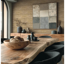 Esszimmer mit Holztisch, Stühlen und Wanddekoration für ein stilvolles Interieur