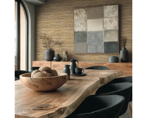 Esszimmer mit Holztisch, Stühlen und Wanddekoration für ein stilvolles Interieur