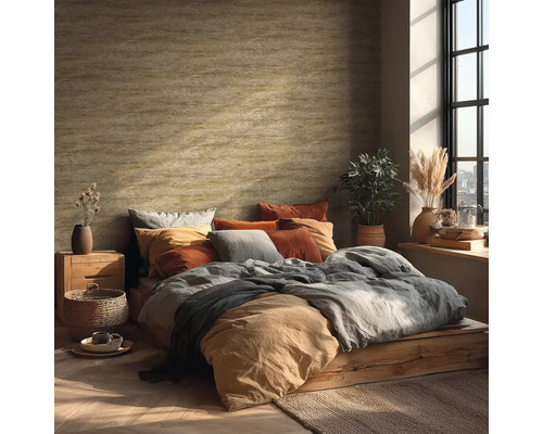Schlafzimmer mit Bett, Kissen und dekorativer Wandgestaltung für ein gemütliches Ambiente
