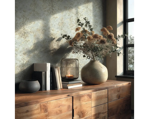 Dekoratives Stillleben mit Vase, Kerze und Büchern auf einer Holzkommode vor einer gemusterten Wand