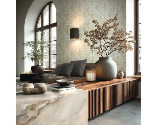 Wohnzimmer mit Tapete, Sitzkissen, Dekoration und Beleuchtung für eine gemütliche Atmosphäre