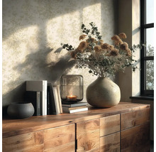 Vliestapete mit dezentem Baumuster und Naturmotiv in einem hellen Raum hinter einem Holzsideboard mit Dekoration.