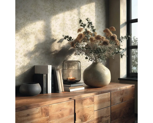 Vliestapete mit dezentem Baumuster und Naturmotiv in einem hellen Raum hinter einem Holzsideboard mit Dekoration.