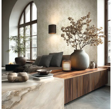 Modernes Wohnzimmer mit strukturierter Vliestapete, Holz-Sideboard mit Lamellen, Wandleuchte und großen Fenstern in hellem Ambiente.
