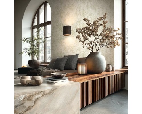 Modernes Wohnzimmer mit strukturierter Vliestapete, Holz-Sideboard mit Lamellen, Wandleuchte und großen Fenstern in hellem Ambiente.
