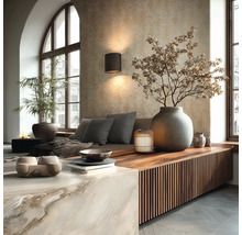 Modernes Wohnzimmer mit Lamellen-Sideboard, Steinblock, Sitzbereich, Vase und Wandleuchte vor Strukturtapete. Rundbogenfenster und Fischgrät-Parkett.