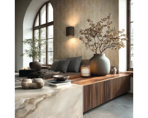 Modernes Wohnzimmer mit Lamellen-Sideboard, Steinblock, Sitzbereich, Vase und Wandleuchte vor Strukturtapete. Rundbogenfenster und Fischgrät-Parkett.