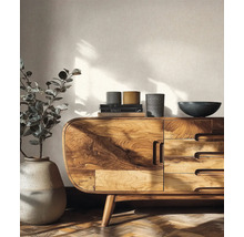 Modernes Sideboard aus Massivholz mit Maserung und abgerundeten Kanten, dekoriert mit Vasen und Büchern in einem hellen Wohnzimmer.