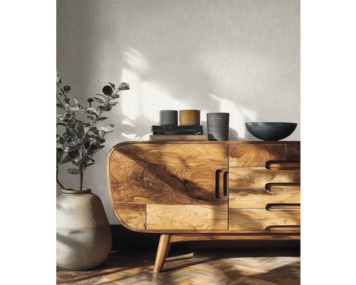 Modernes Sideboard aus Holz mit markanter Maserung und abgerundeten Ecken, dekoriert mit Vasen und Büchern vor einer hellen, strukturierten Tapete.