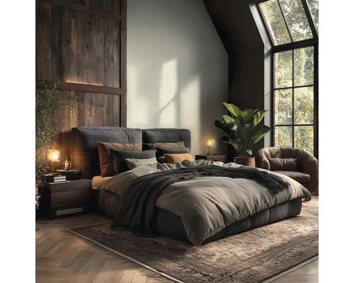 Industrielles Schlafzimmer mit dunklem Polsterbett, Wandverkleidung aus Holz, Fischgrätparkett, großem Fenster und warmen Tischleuchten.