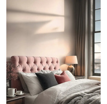 Schlafzimmer mit Bett, Nachttisch, Lampe und Vorhängen