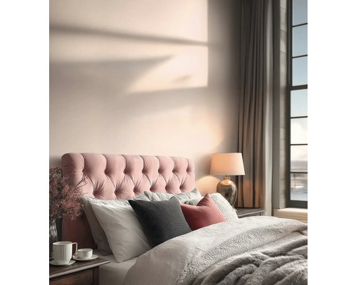 Schlafzimmer mit Bett, Nachttisch, Lampe und Vorhängen