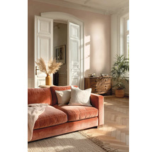 Wohnzimmer mit orangefarbenem Sofa, Holzboden und Kommode