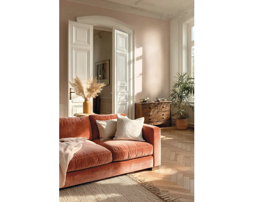 Wohnzimmer mit orangefarbenem Sofa, Holzboden und Kommode