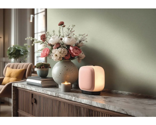 Moderne Wohnzimmerszene mit einer leuchtenden tragbaren Tischleuchte und einer großen Blumenvase auf einem Sideboard mit Marmorplatte.