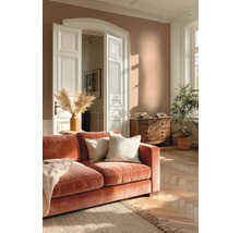 Wohnzimmer mit Sofa, Kommode und Zimmerpflanze