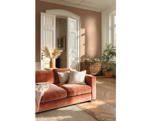 Wohnzimmer mit Sofa, Kommode und Zimmerpflanze