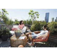 Terrasse mit Sitzmöbeln und Pflanzenkübeln, gestaltet für Entspannung und Aufenthalt im Freien