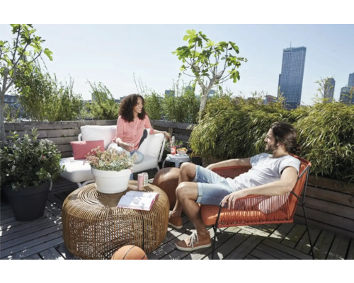 Terrassenszene mit Sitzmöbeln, Tisch und Pflanzen