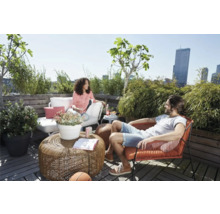 Terrasse mit Sitzgelegenheiten, Tisch und Pflanzen für entspannte Stunden im Freien