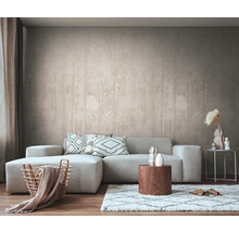 Wohnzimmer mit Tapete, Sofa und Dekorationen für ein stilvolles Wohnambiente.