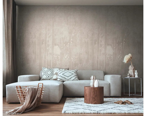 Wohnzimmer mit Tapete, Sofa und Dekorationen für ein stilvolles Wohnambiente.