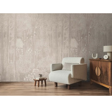 Wohnzimmer mit Waldtapete, Sessel und Kommode