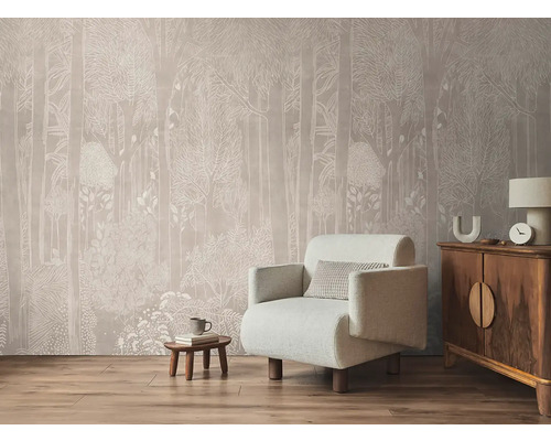 Wohnzimmer mit Waldtapete, Sessel und Kommode