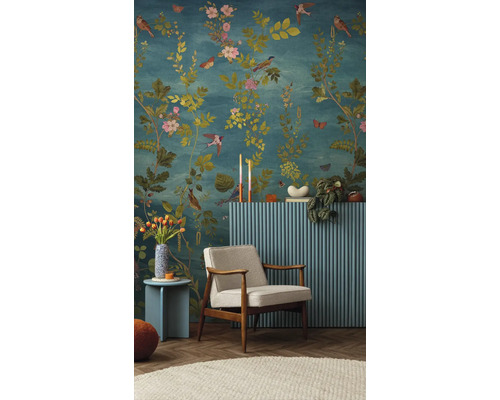 Dekoratives Wohnzimmer mit floraler Wandtapete, Sessel, Beistelltisch und Heizkörperverkleidung.