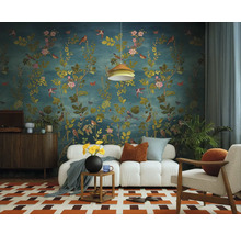 Wohnzimmer mit floraler Wandtapete, Sofa und Dekorationen für eine gemütliche Atmosphäre