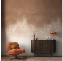 Wohnzimmer mit Sessel, Sideboard und Wandgestaltung