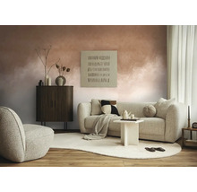 Wohnzimmer mit Sofa, Sessel, Schrank und dekorativen Elementen auf einem Teppich
