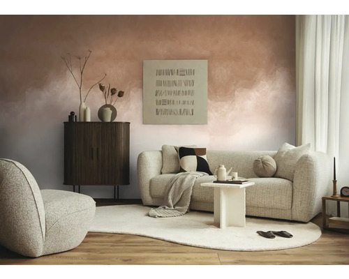 Wohnzimmer mit Sofa, Sessel, Schrank und dekorativen Elementen auf einem Teppich