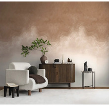Wohnzimmer mit Sessel, Kommode und dekorativer Wandgestaltung