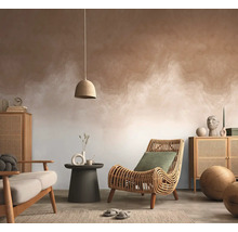Wohnzimmer mit Rattansessel, Holzschrank, Tisch und Dekoration