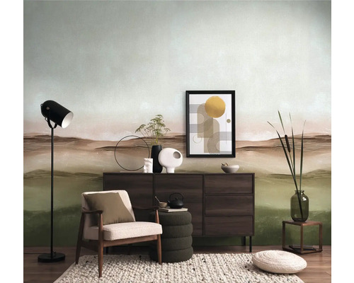 Wohnzimmer mit Kommode, Sessel, Stehlampe und dekorativer Wandgestaltung