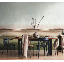 Esszimmer mit Esstisch, Stühlen und Wandgestaltung mit Landschaftsmotiv für eine helle und einladende Atmosphäre.