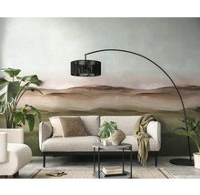 Wohnzimmer mit Sofa, Bogenlampe und dekorativer Tapete mit Landschaftsmotiv.