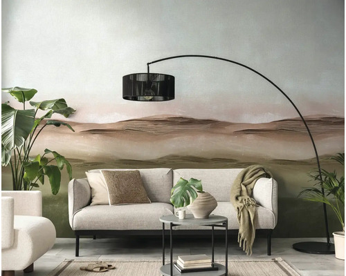 Wohnzimmer mit Sofa, Bogenlampe und dekorativer Tapete mit Landschaftsmotiv.