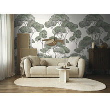 Wohnzimmer mit Sofa, Teppich und Tapete mit Baumdesign für eine helle, organisierte Atmosphäre