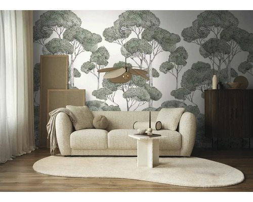 Wohnzimmer mit Sofa, Teppich und Tapete mit Baumdesign für eine helle, organisierte Atmosphäre