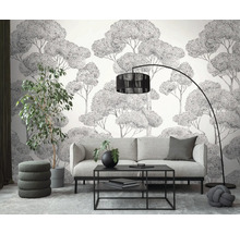 Wohnzimmer mit Sofa, Couchtisch, Stehlampe, Zimmerpflanze und Tapete mit Baumdessin