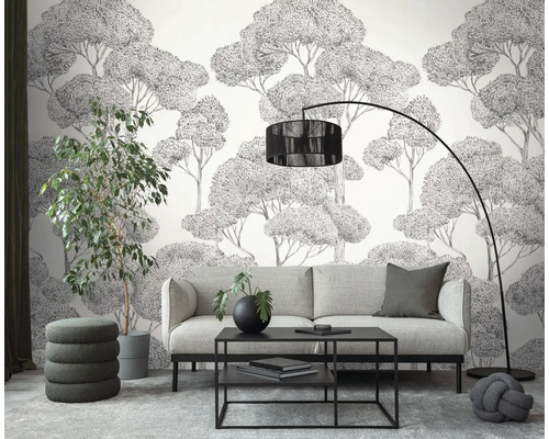 Wohnzimmer mit Sofa, Couchtisch, Stehlampe, Zimmerpflanze und Tapete mit Baumdessin