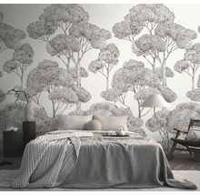 Schlafzimmer mit Wandtapete mit Baumdesign, Bett, Stuhl und Nachttisch
