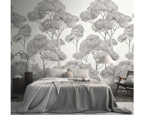 Schlafzimmer mit Wandtapete mit Baumdesign, Bett, Stuhl und Nachttisch