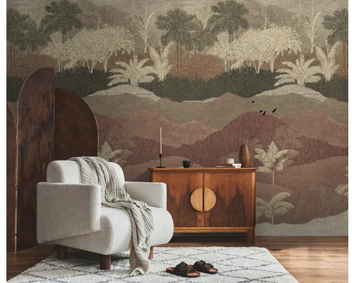 Wohnzimmer mit Sessel, Kommode und gemusterter Tapete