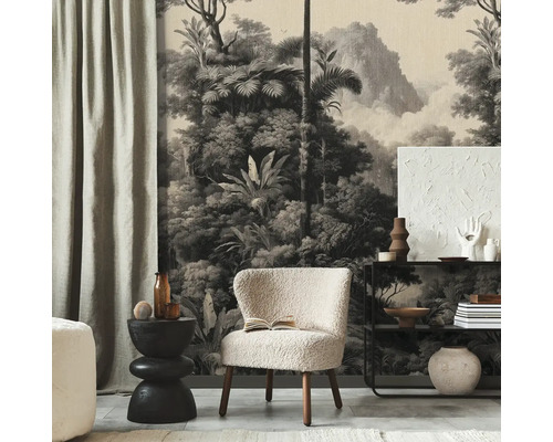 Wohnzimmer mit Dschungel Tapete, Sessel und Dekoration
